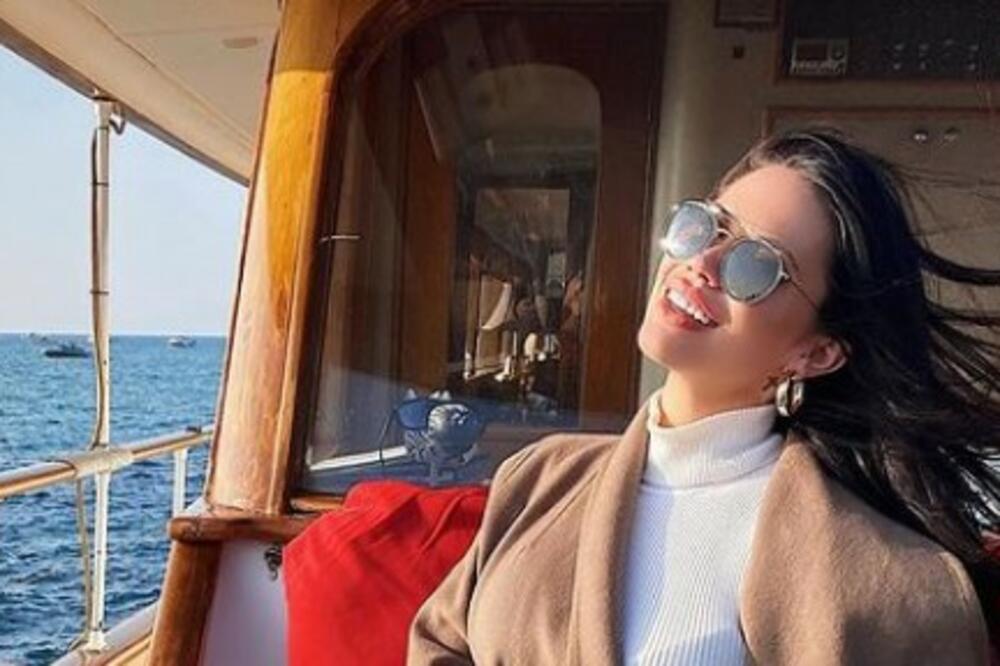 SKINULA SE NAJLEPŠA DEVOJKA NA SVETU: Pokazala DONJI OBLIK, a tek da vidite koliko su sočne GORNJE LUBENICE!