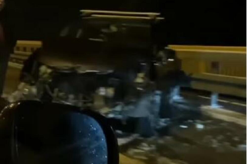 TEŽAK UDES NA MOSTU BEŠKA! Automobili potpuno razlupani, nema povređenih