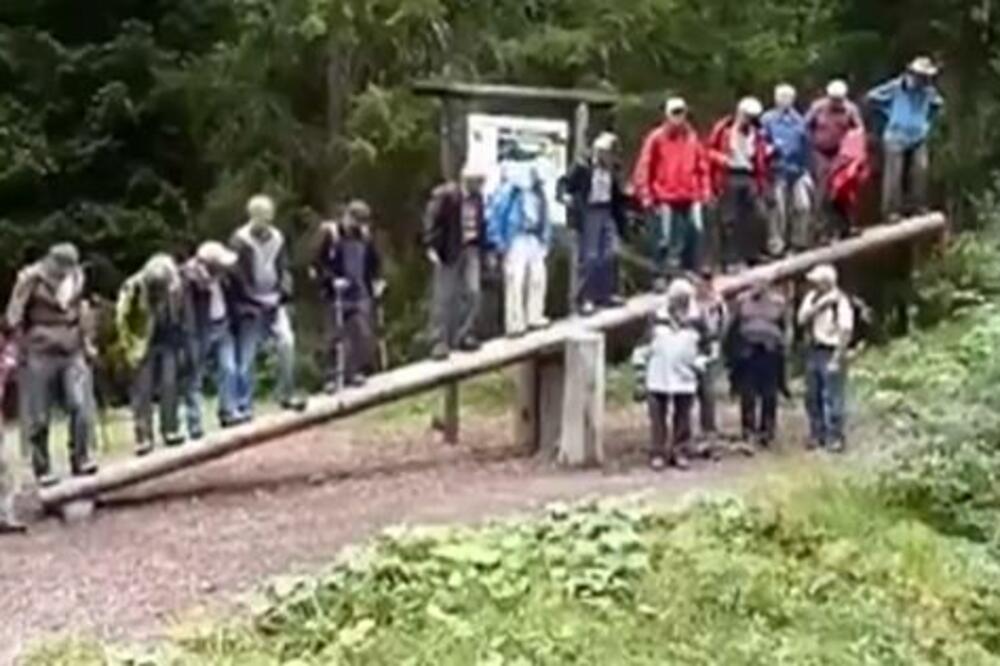 15 PENZIONERA SE POPELO NA KLACKALICU, PA JE USLEDILA URNEBESNA SCENA! Padali su kao MALA DECA (VIDEO)