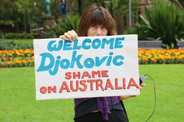 IZVINI, NOVAČE, NAŠA VLADA JE SRAMNA: Antivakseri se pridružili Đokovićevim navijačima, PUNE RUKE POSLA POLICIJI!