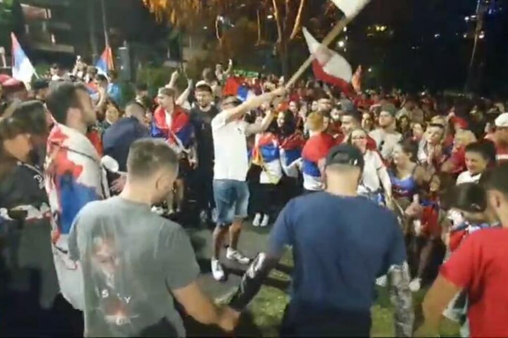 'VELIKA SRPSKO-GRČKA PRAVOSLAVNA SVADBA': Naručuju se pesme, PEVAČA KITE DOLARIMA, žene podvriskuju u kolu! (VIDEO)