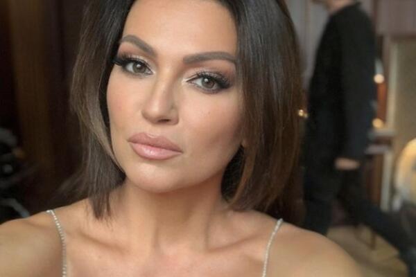 ZASTAĆE VAM DAH OD FATALNE NINE BADRIĆ! Glamurozna haljina, duboki dekolte i visoki rez - AU, KAKVA JE! (FOTO)