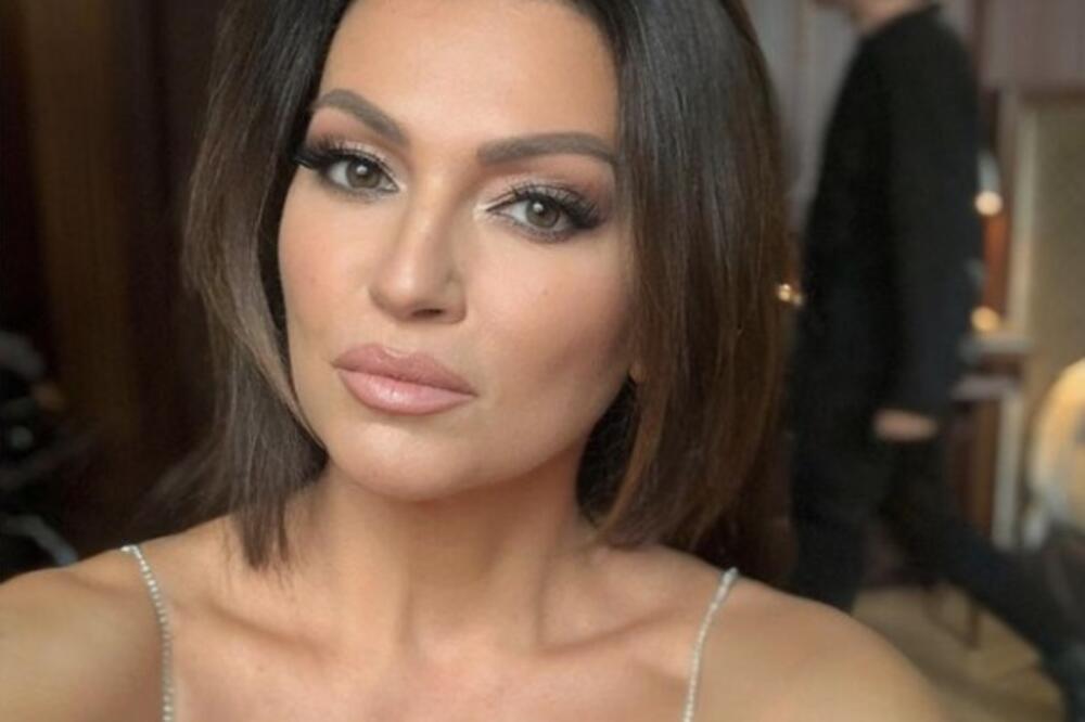 ZASTAĆE VAM DAH OD FATALNE NINE BADRIĆ! Glamurozna haljina, duboki dekolte i visoki rez - AU, KAKVA JE! (FOTO)