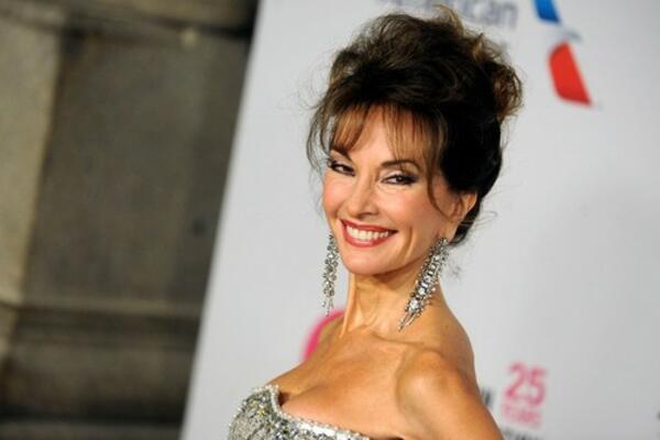 GLUMICA SE SKINULA U 75. GODINI I LJUDI SU ZAPANJENI: Da li je OVO REALNO?! Raširila noge i pokazala umeće! (FOTO)