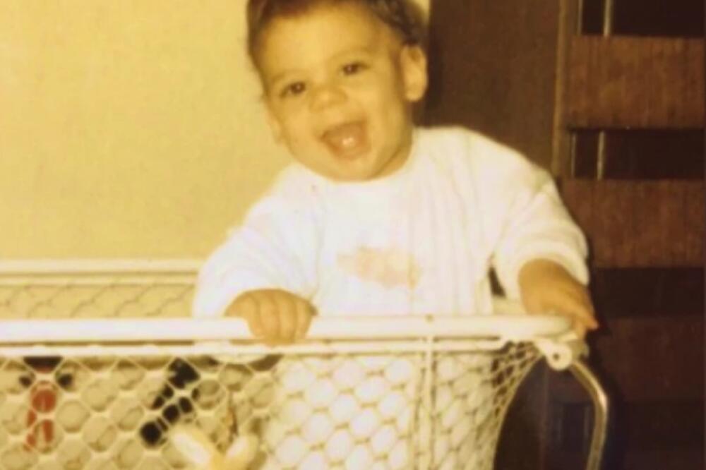 NEMA ŠANSE DA POGODITE KO JE OSOBA SA SLIKE! Zbog njega je nedavno ceo region bio u suzama! (FOTO)