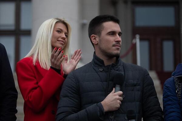 DEVOJKA ĐORĐA ĐOKOVIĆA UHVAĆENA U ZAGRLJAJU ZGODNOG MUŠKARCA: Ne skidaju osmehe sa lica! Isplivali i dokazi! FOTO