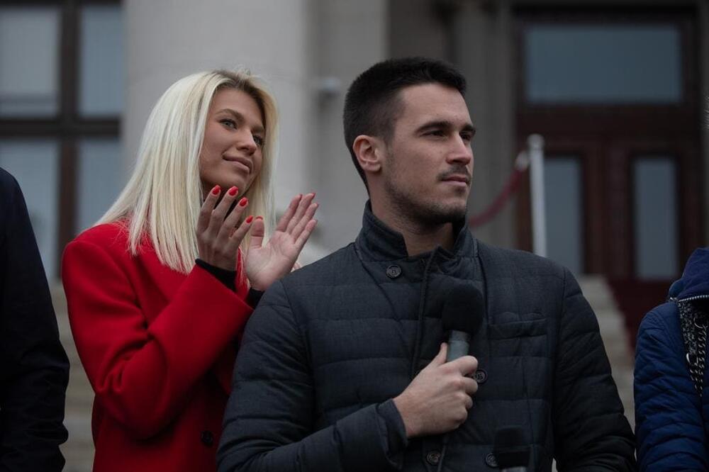 SNAŽNA PORUKA DEVOJKE NOVAKOVOG BRATA - PITANJE SVIH NAS NA PLANETI!