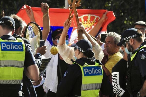 BIĆE FRKE: Ljudi se okupljaju ispred OZLOGLAŠENOG hotela, čekaju Novaka!