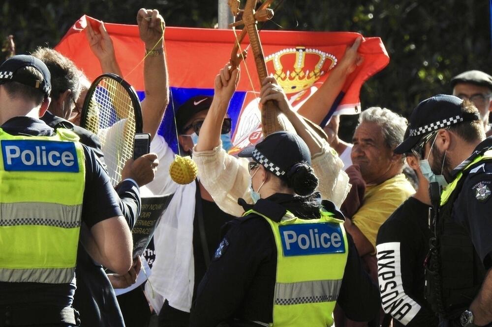 POJAVIO SE SNIMAK ĐOKOVIĆA PO IZLASKU IZ HOTELA! Evo gde je krenuo! (FOTO/VIDEO)