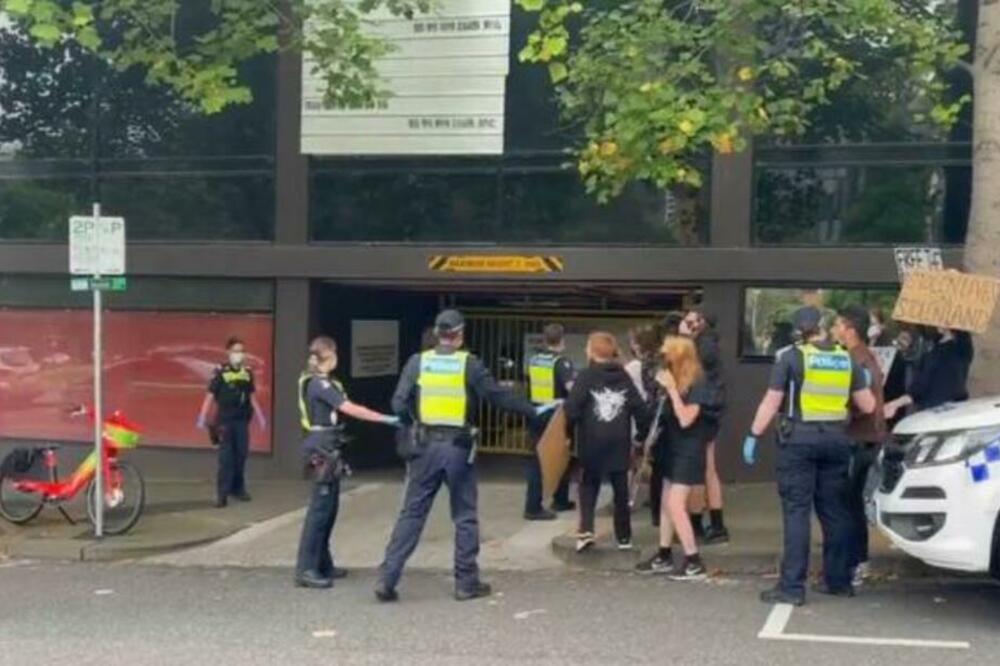 PRVI SUKOB SA POLICIJOM U AUSTRALIJI! Privode ljude ispred hotela, kreće POBUNA (VIDEO)