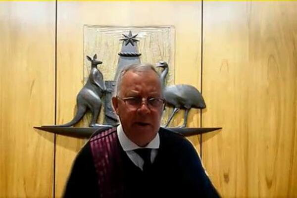 "DA LI STE ME ČULI, GOSPODINE TREN?" - Kako je sudija Keli po brzom postupku UĆUTKAO TUŽIOCA!