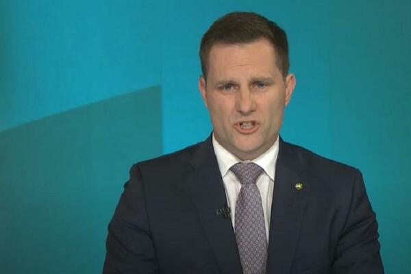 SKANDAL MAJSTOR: Ko je ministar koji želi da DEPORTUJE Novaka? Hok ima tešku sudbinu, a spas je našao u SEKTI!