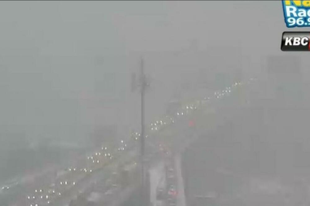 KOLAPS U BEOGRADU ZATRPAN SNEGOM! Vozila MILE, sve STOJI, ljudi masovno KASNE NA POSAO (FOTO)