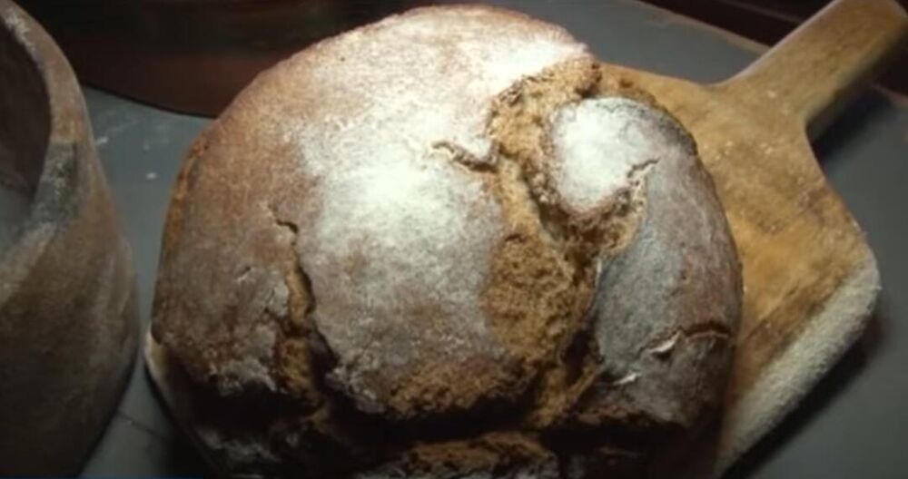 Crni hleb nije veliki kao beli i nema rupice u sebi, nego je zbijen