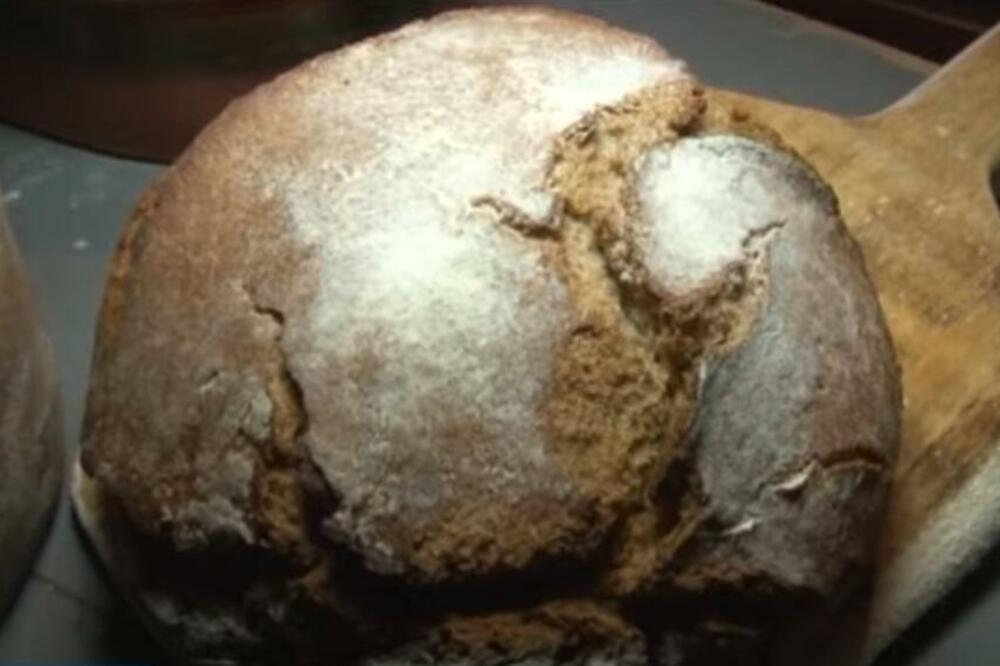 TAKO ISPADAMO BUDALE: Ne biste verovali zašto KONOBARI prvo služe HLEB PA OSTALO