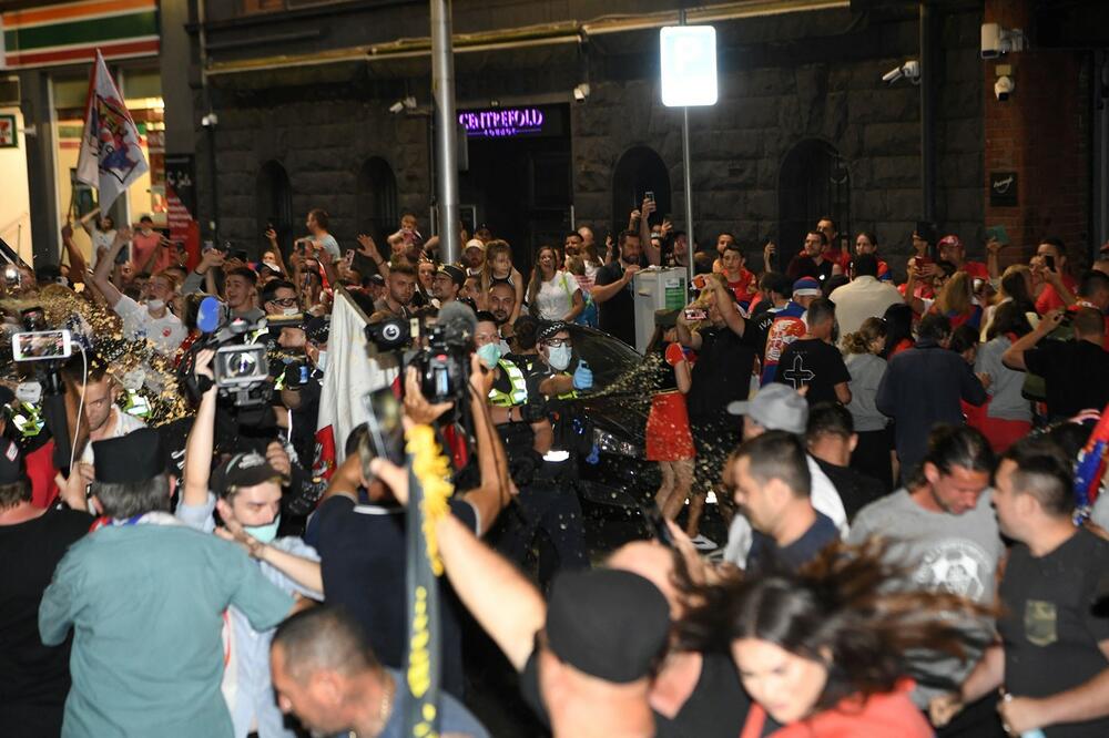 JOŠ JEDAN INICIDENT SE DESIO U MELBURNU: Jedan srpski navijač se ZALETEO na policajce!