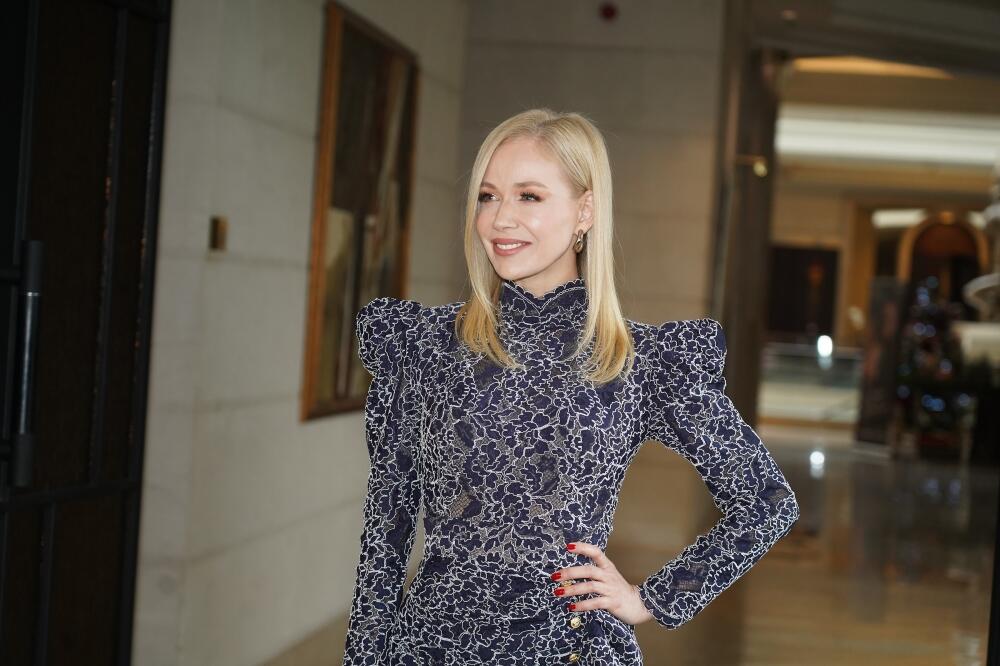 JELENA ROZGA JEDE BUREK, NE TRENIRA, A IZGLEDA TOP: Pevačica otkrila tajnu svoje vrhunske linije, ovo je KLJUČ!