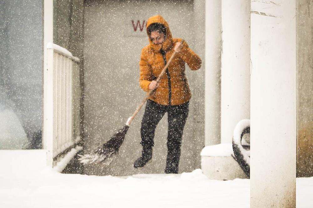 BEOGRAĐANI, LOPATE I METLE U RUKE! Evo koliko ćete morati da PLATITE KAZNU zbog neočišćenog snega ISPRED ULAZA