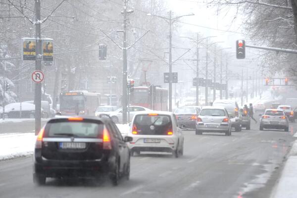 AMSS UPOZORAVA: Sneg i led na kolovozima, večeras se očekuje povećan intenzitet saobraćaja