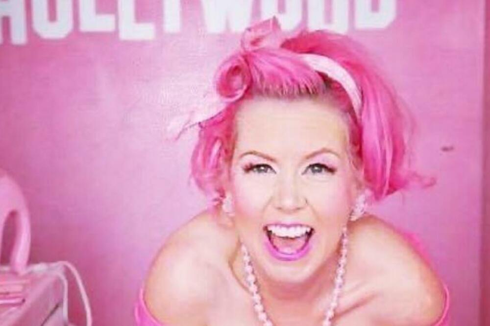 ŽENA UŠLA U ISTORIJI UDAJOM ZA RUŽIČASTU BOJU! Neviđena CEREMONIJA nakon VEZE od 40 godina, NEVERICA (FOTO)