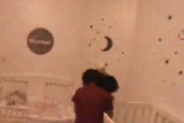 DEČAK (10) SAM USPAVAO MLAĐEG BRATA: Kad ga je MAJKA pitala što je nije PROBUDIO, odgovor ju je RASPLAKAO! (VIDEO)