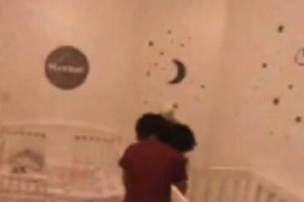 DEČAK (10) SAM USPAVAO MLAĐEG BRATA: Kad ga je MAJKA pitala što je nije PROBUDIO, odgovor ju je RASPLAKAO! (VIDEO)