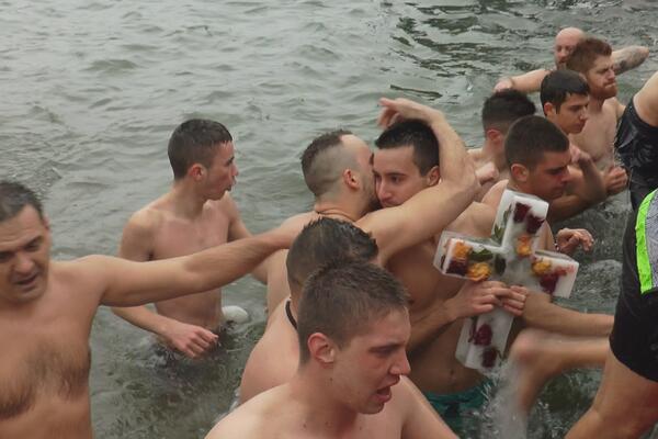 OD TRADICIJE SE NE ODSTUPA: I ove godine će najhrabriji zaplivati ledenom Moravom za Časni krst