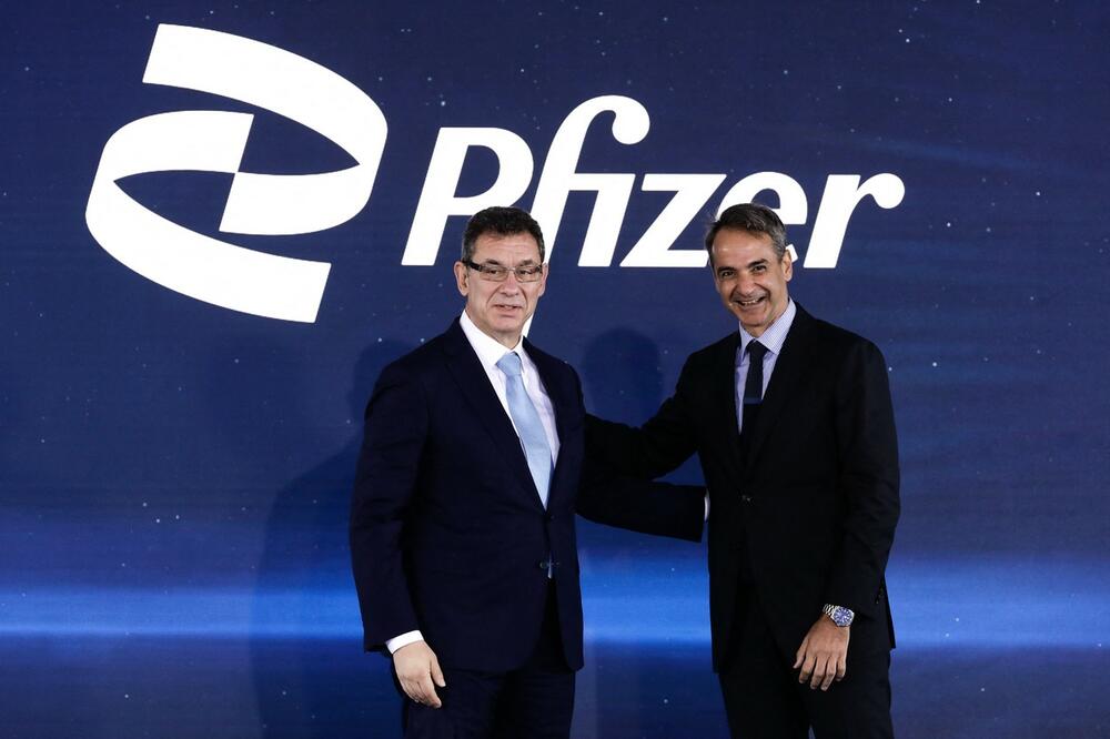 IZVRŠNI DIREKTOR FAJZERA NAJAVIO: Vakcina protiv OMIKRONA stiže, poznato i KADA će biti spremna!