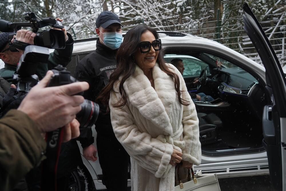 CECA RAŽNATOVIĆ KAO SNEŽNA KRALJICA! Pobrala sve poglede na snimanju, na njoj KOMADI koji OSTAVLJAJU BEZ DAHA! FOTO