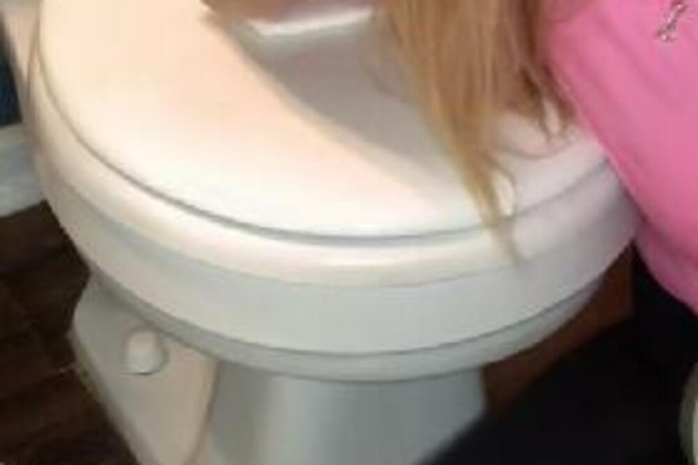 REŠITE SE NAJVEĆE PRLJAVŠTINE IZ WC ŠOLJE: Uz 3 STVARI će da ZABLISTA, žena OSTAVILA BEZ REČI (VIDEO)