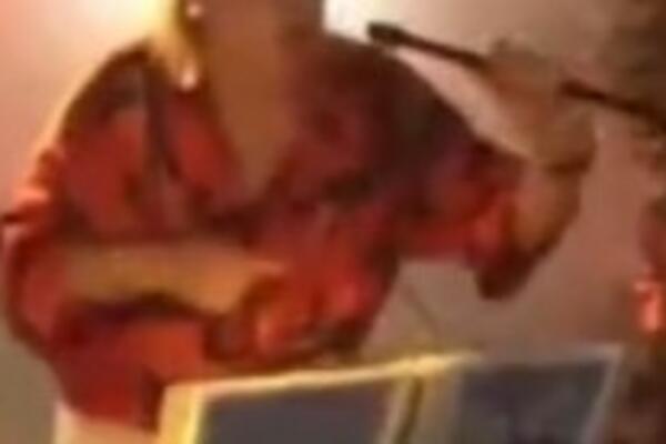 PEVAČ PROGUTAO MIKROFON NA NASTUPU, GOŠĆA MU NABILA CEO U GRLO: Ovako nešto nikada niste videli, POČEO DA SE GUŠI!