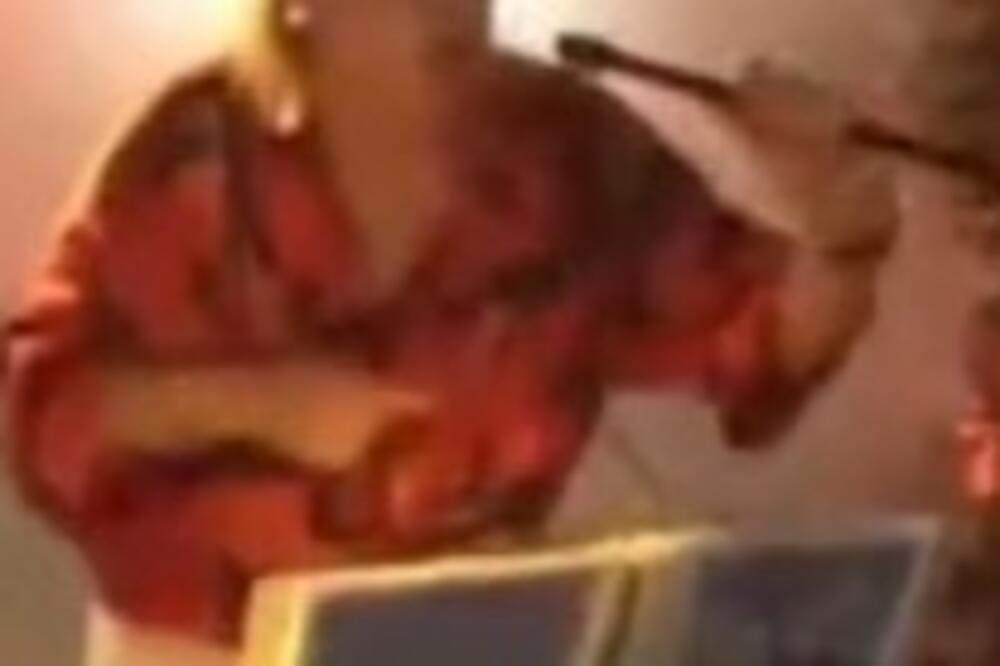 PEVAČ PROGUTAO MIKROFON NA NASTUPU, GOŠĆA MU NABILA CEO U GRLO: Ovako nešto nikada niste videli, POČEO DA SE GUŠI!