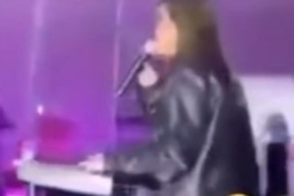 ŠETA GA PO CELOJ SALI, DOK U DRUGOJ RUCI DRŽI MIKROFON: O snimku ovog srpskog veselja BRUJI cela zemlja! (VIDEO)