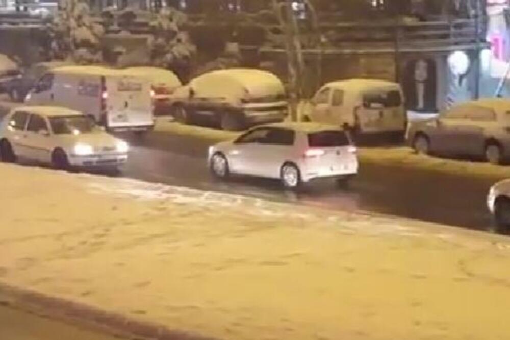 VOZI U SUPROTNOM SMERU PA IDE UNAZAD! Jeziva scena u ŽARKOVU po KIJAMETU (VIDEO)