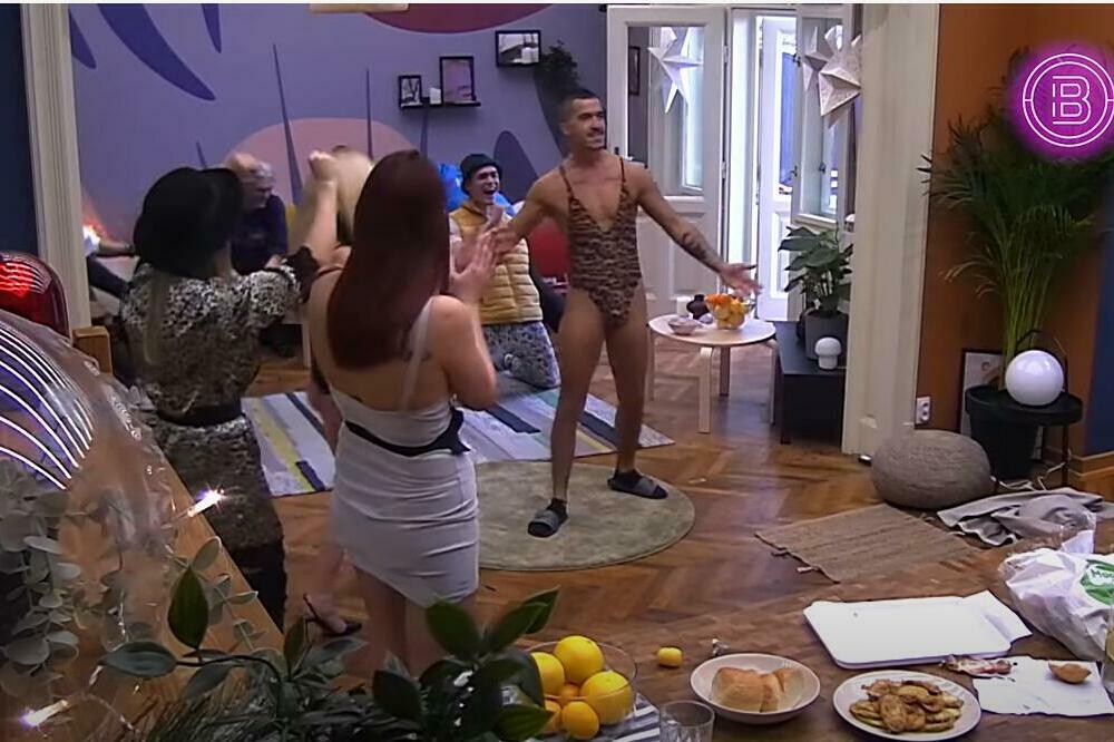 UČESNICI BARA SE POSKIDALI: Pršti GOLOTINJA, sevaju obline i zgodna tela! (VIDEO)