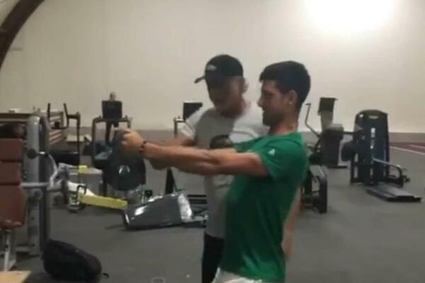 UTERUJE STRAH U KOSTI: Pogledajte kako Nole KIDA u teretani, niko ne sme da ga pogleda! (FOTO)