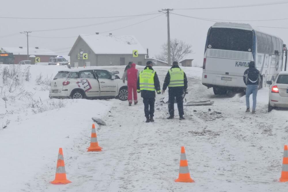 TEŽAK UDES NA PUTU ČAČAK-KRALJEVO: Vozilo se ZAKUCALO u autobus (FOTO)