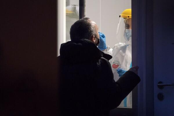 UPORNI SIMPTOMI OMIKRONA MOGU DA TRAJU MESECIMA: Oboleli otkrili sa čime se suočavaju, DA LI SE PRONALAZITE?