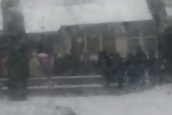 RED DO RASKRSNICE, A NAPOLJU MINUS I SNEG: Zabrinjavajuća slika ispred kovid ambulante u Zemunu! (VIDEO)