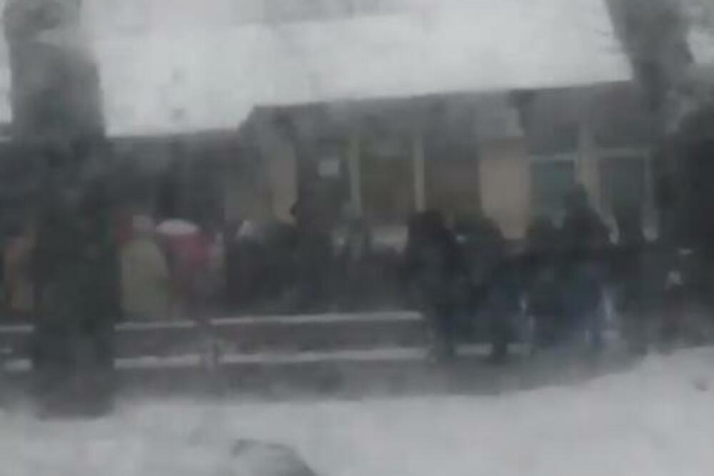 RED DO RASKRSNICE, A NAPOLJU MINUS I SNEG: Zabrinjavajuća slika ispred kovid ambulante u Zemunu! (VIDEO)