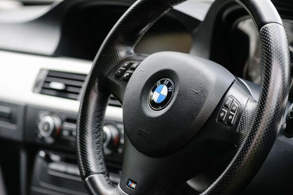 DA LI STE VIDELI REKLAMU ZA NOVI BMW? Glavne uloge pripale LEGENDARNIM glumcima, ovo morate da POGLEDATE! (VIDEO)