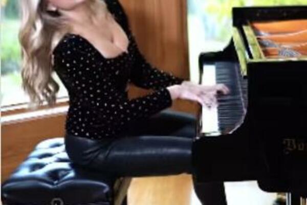 SRPKINJA OSTAVILA NOVAKA BEZ DAHA: Marina ODSVIRALA poznatu numeru u Đokovićevu čast, NAJEŽIĆETE SE! (VIDEO)