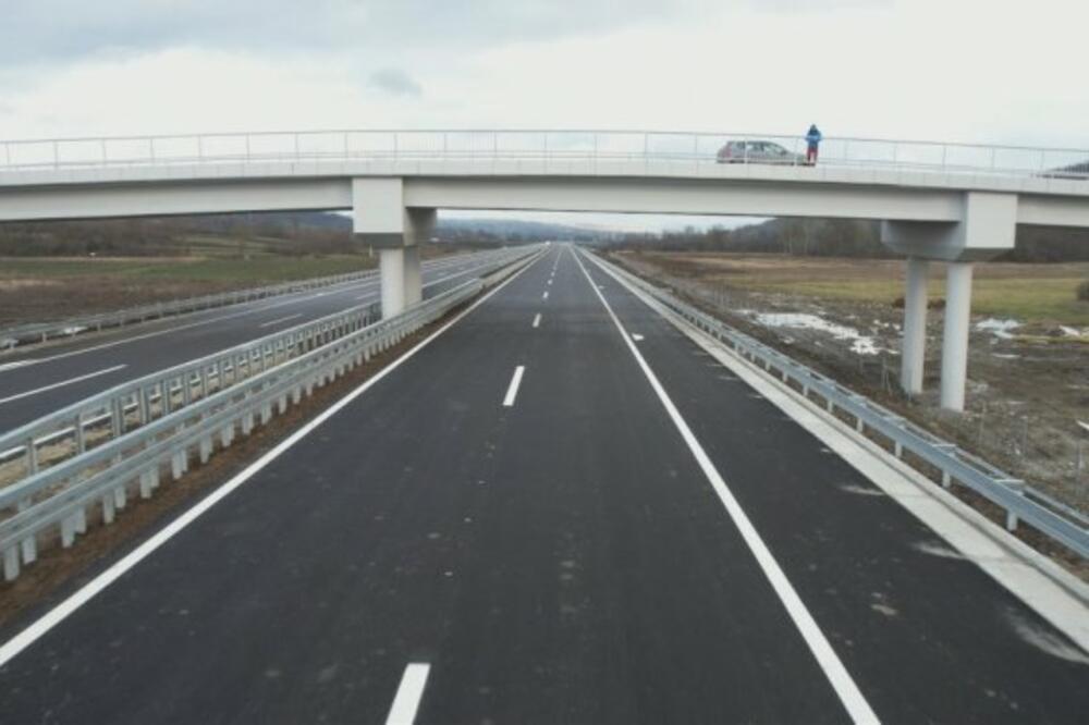 UŽAS NA AUTO-PUTU KOD NIŠA: Tri komada betona palo na AUTOMOBIL USRED VOŽNJE