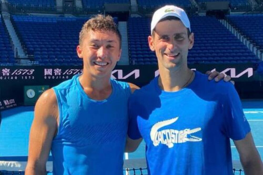 OSVANULA NEVEROVATNA FOTOGRAFIJA IZ MELBURNA: Pre 9 godina je bio navijač, a sada deli megdan sa Novakom Đokovićem!