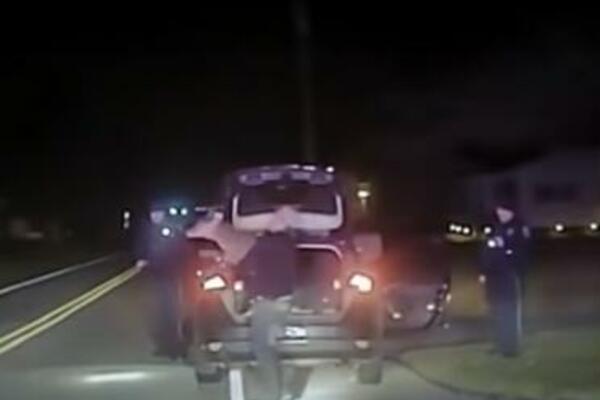 DA LI JE MOGUĆE? Policija zaustavila automobil, a kada su otvorili GEPEK stefio ih je ŠOK! (VIDEO)