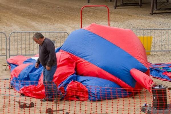 MALENA VERA (4) DRUGA ŽRTVA FATALNOG INCIDENTA: Stradala kad su JAKI VETROVI odneli DVORAC na naduvavanje u VAZDUH!