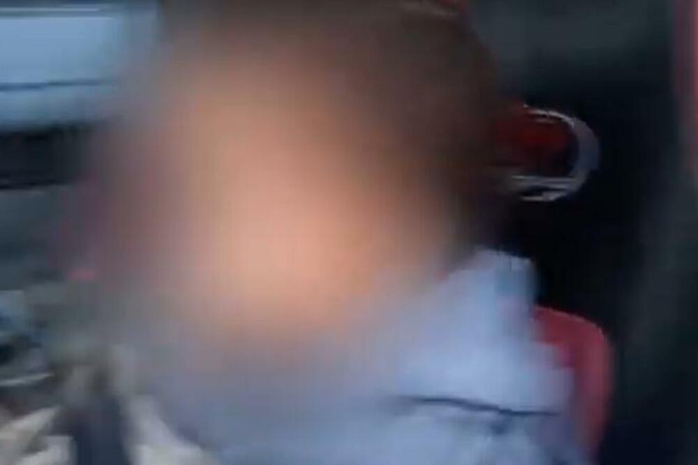 DEČAK (2) PRONAĐEN KAKO SAM LUTA ULICOM: Mališan DRHTAO, na sebi imao samo PELENE i ČARAPE! (VIDEO)