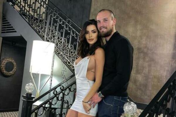 BUKNULO NA MREŽAMA! INTIMNA FOTOGRAFIJA LJUBAVNOG ČINA NAŠEG POZNATOG FUDBALERA SA ŽENOM!