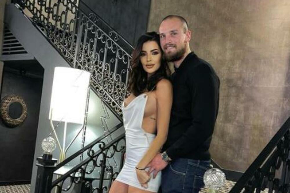 BUKNULO NA MREŽAMA! INTIMNA FOTOGRAFIJA LJUBAVNOG ČINA NAŠEG POZNATOG FUDBALERA SA ŽENOM!