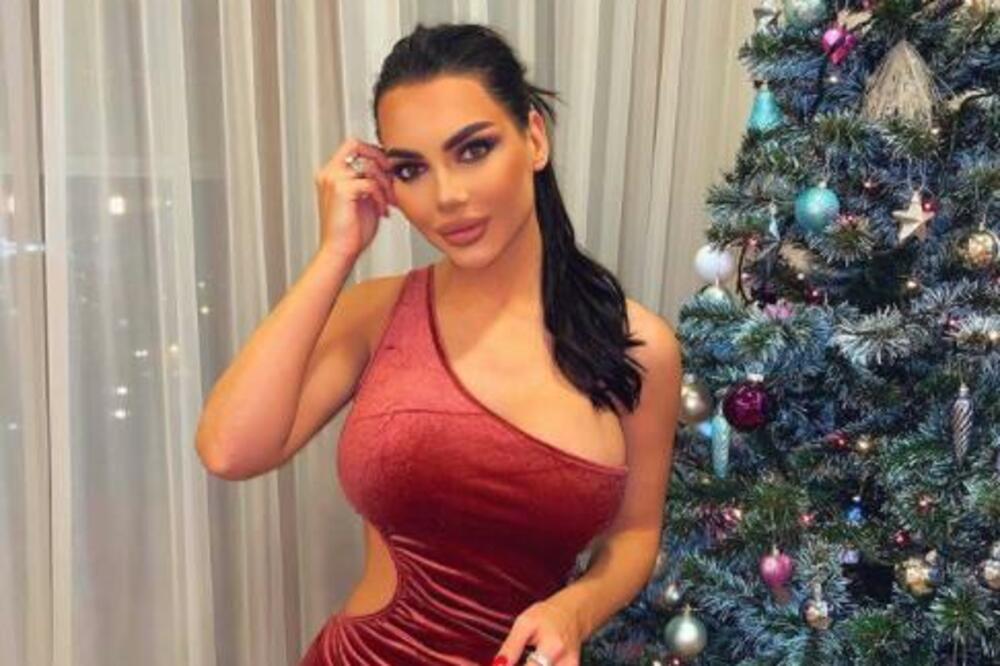 DIGLA NOGU U LIFTU, ISPALA CELA BUTKA: Topalkova ćerka IZAZIVA MUŠKARCE, šta će reći muž na OVU FOTKU?!